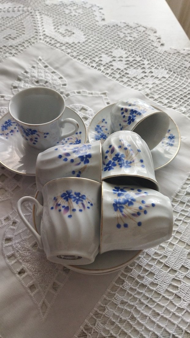 Mavi Çiçek Desenli Beyaz Porselen Fincan Takımı - Görsel 4