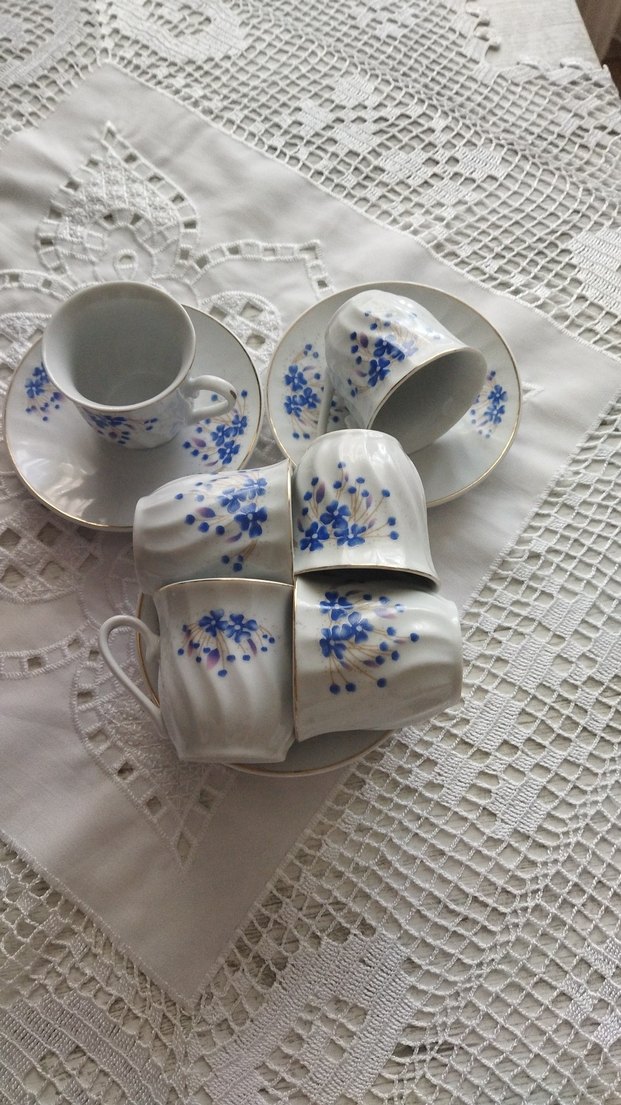 Mavi Çiçek Desenli Beyaz Porselen Fincan Takımı - Görsel 3