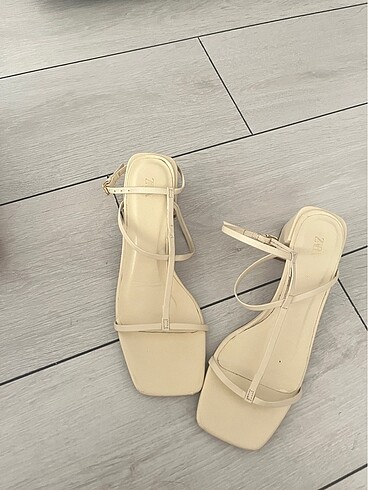 Zara Krem Topuklu Sandalet