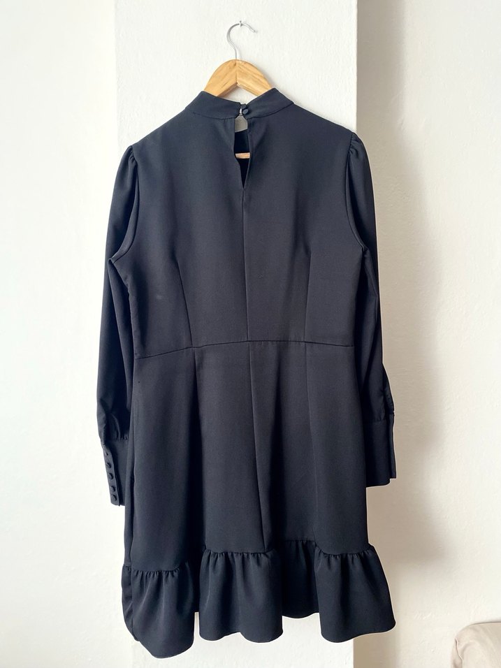 Siyah Dik Yaka Volanlı Elbise - Görsel 2