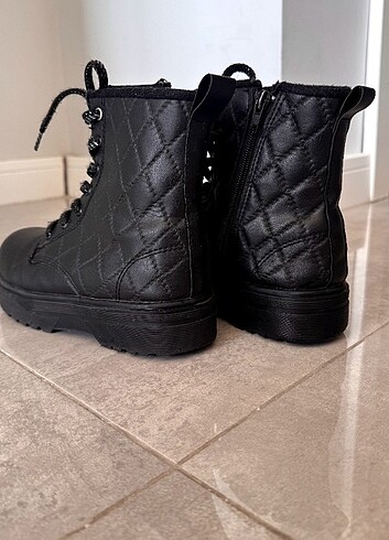 LCW Sıyah Deri görünümlü bağcık ve fermuarlı kız çocuk bot - Görsel 9
