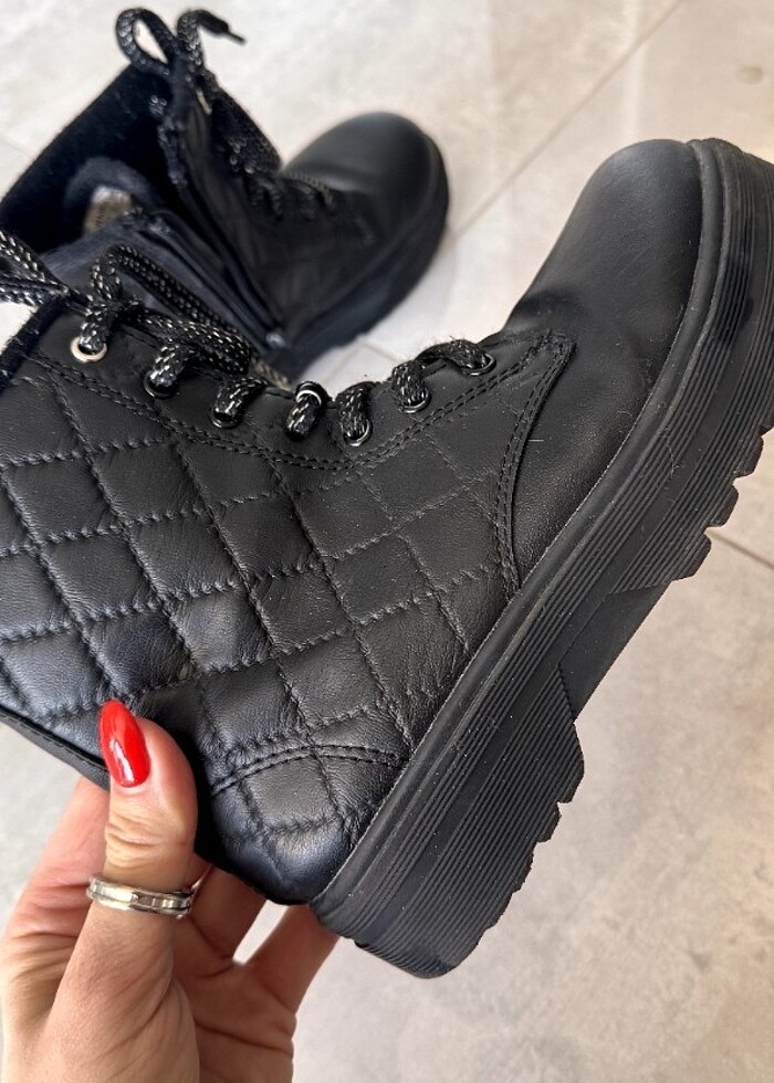 LCW Sıyah Deri görünümlü bağcık ve fermuarlı kız çocuk bot - Görsel 3