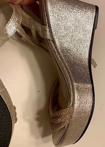 Altın Renkli Dolgu Topuklu Kadın Abiye Ayakkabı - Görsel 3
