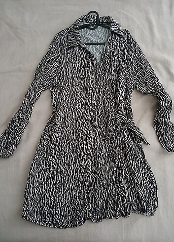 Hm siyah krem desenli diz üstü kruvaze elbise - Görsel 3