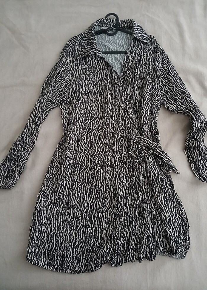 Hm siyah krem desenli diz üstü kruvaze elbise - Görsel 3