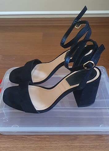 36 Beden Stradivarius tek bantlı topuklu sandalet