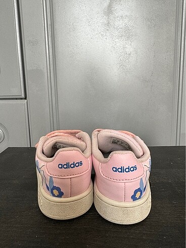 21 Beden Adidas çocuk ayakkabısı