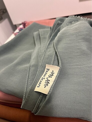 Fresh Scarfs şal bir kere ya kullanılmıştır