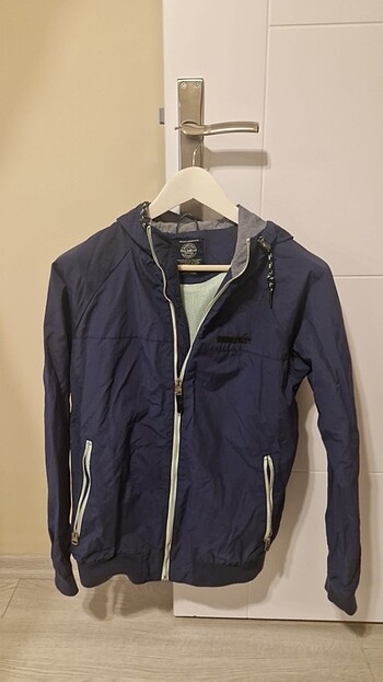 Pull and Bear kapüşonlu erkek yağmurluk