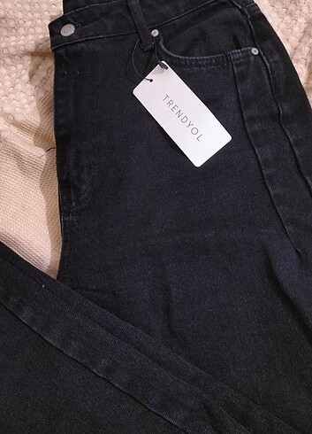 40 Beden siyah Renk Trendyolmilla etiketli siyah jean