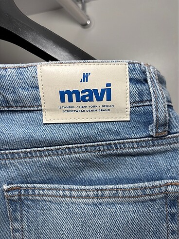 Mavi yırtık straight jean
