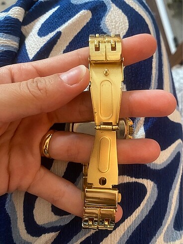  Beden GOLD RENGİ TAŞLI KADIN KOL SAATİ