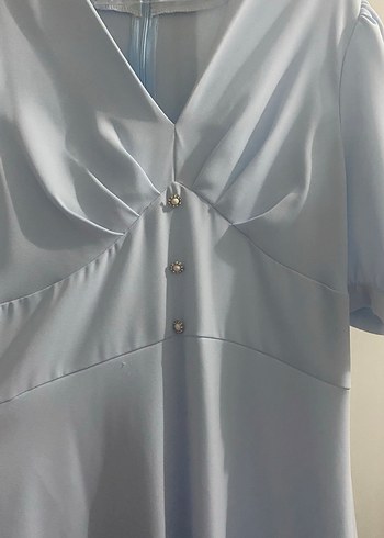 Düğmeli Mavi V Yakalı midi boy elbise - Görsel 4