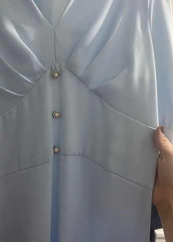 Düğmeli Mavi V Yakalı midi boy elbise - Görsel 2