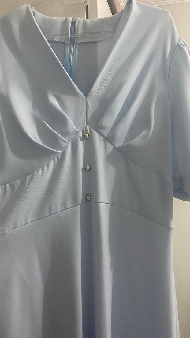 Düğmeli Mavi V Yakalı midi boy elbise - Görsel 4