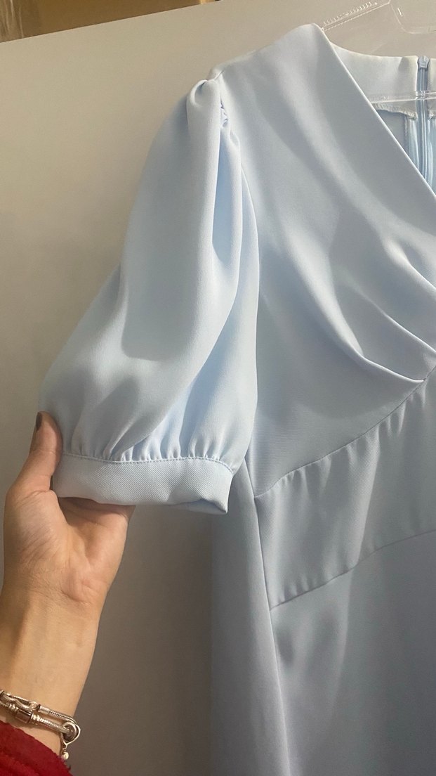 Düğmeli Mavi V Yakalı midi boy elbise - Görsel 3