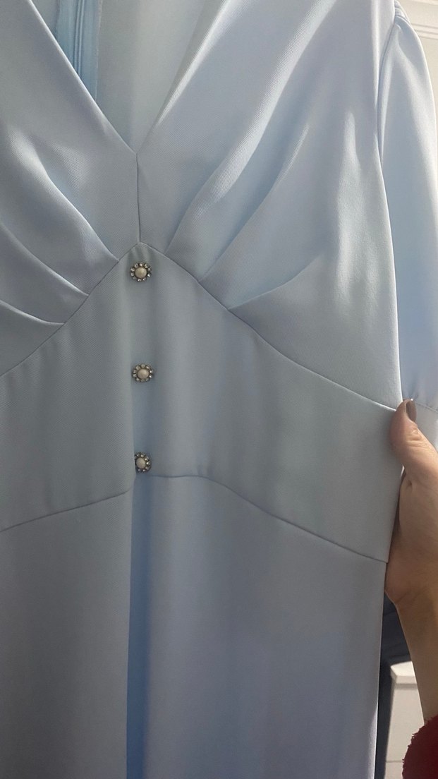 Düğmeli Mavi V Yakalı midi boy elbise - Görsel 2