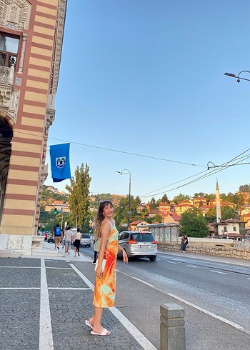 Renkli bağlama desenli midi elbise