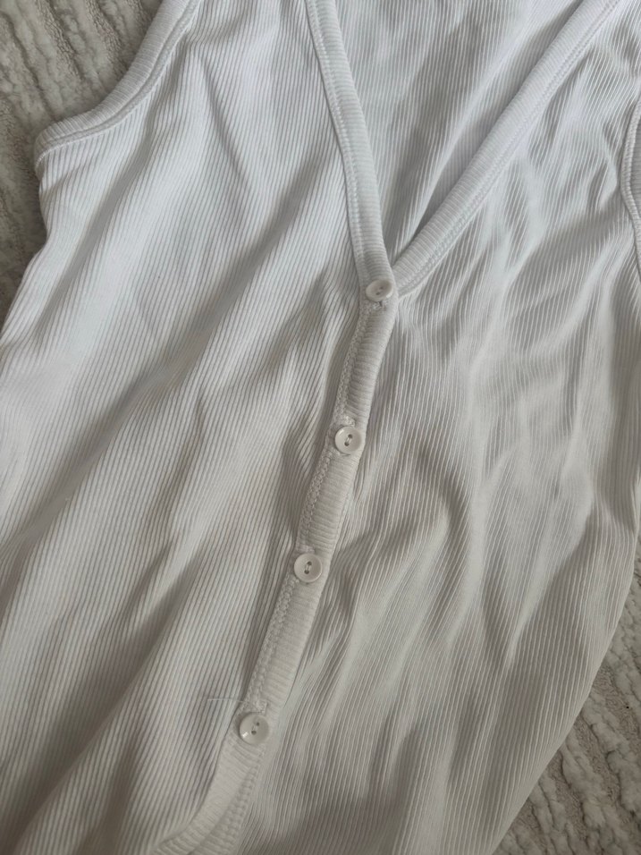 Beyaz Düğmeli Kolsuz crop - Görsel 2