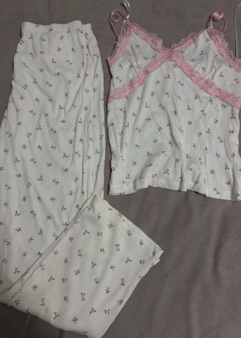 Beyaz Çiçekli İnce Askılı Kadın Pijama Takımı