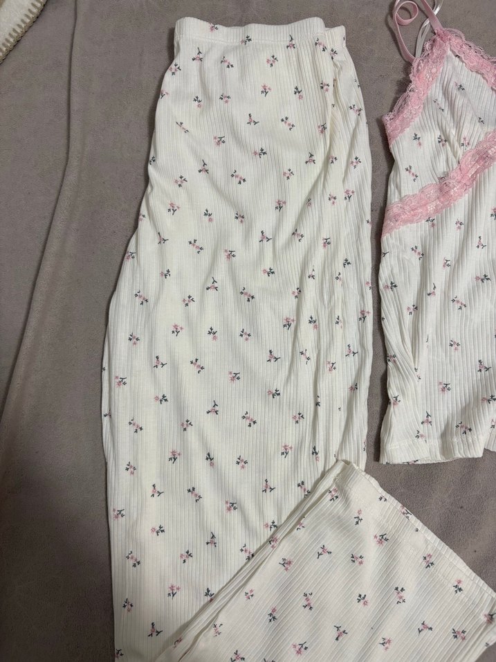 Beyaz Çiçekli İnce Askılı Kadın Pijama Takımı - Görsel 2