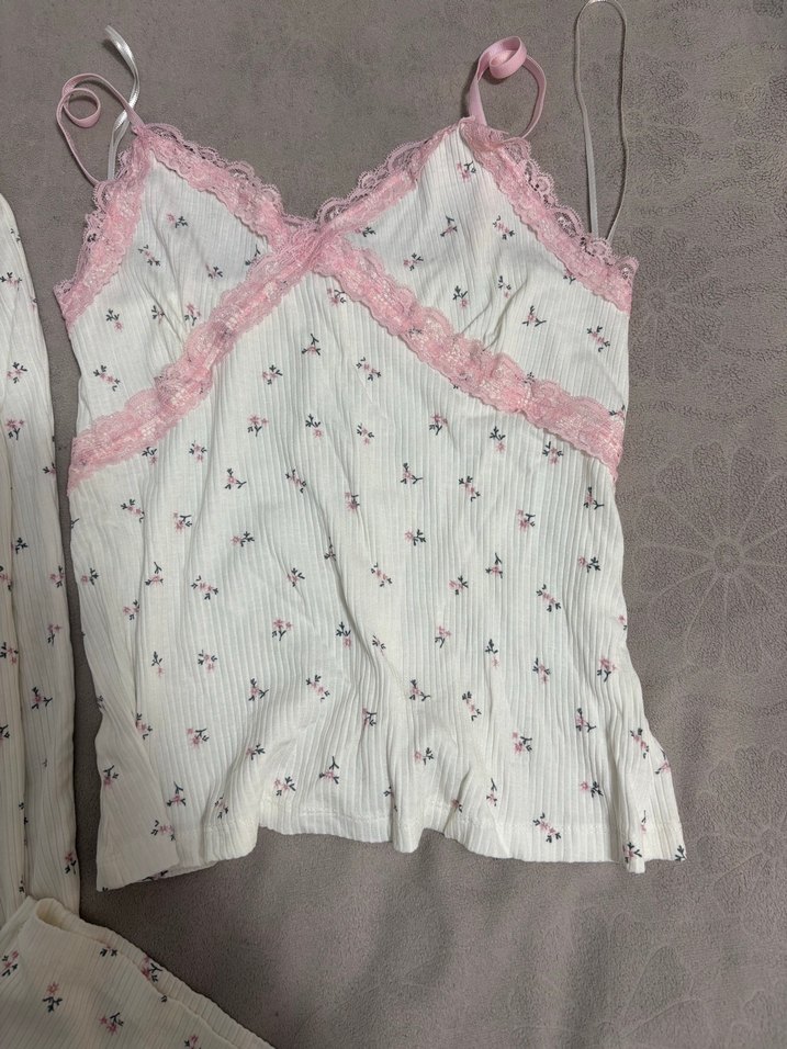 Beyaz Çiçekli İnce Askılı Kadın Pijama Takımı - Görsel 3