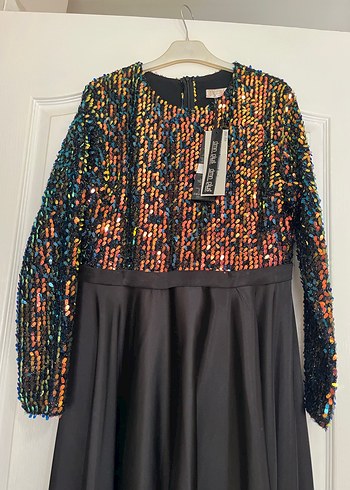 Uzun Kollu Parlak Üst Kısmı Payet Desenli Abiye Elbise - Görsel 3