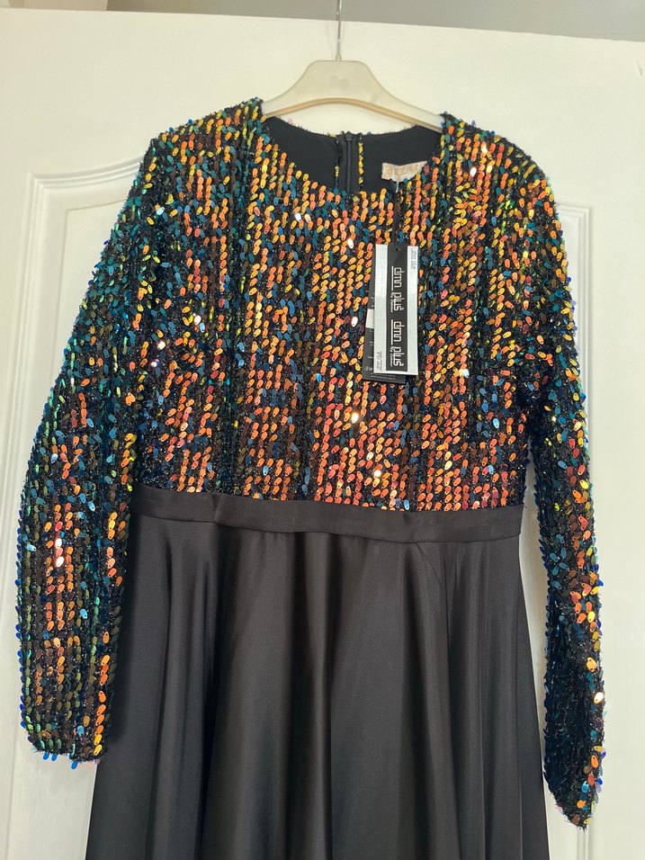 Uzun Kollu Parlak Üst Kısmı Payet Desenli Abiye Elbise - Görsel 4