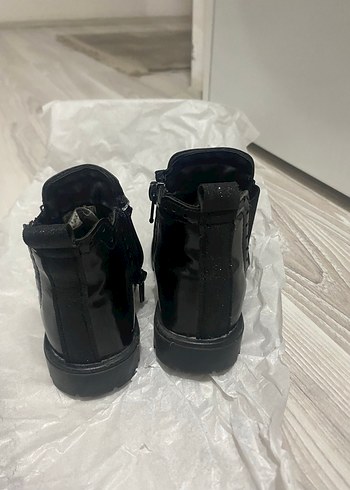 23 Beden siyah Renk Kız Çocuk Siyah Nakışlı Kürklü Bot