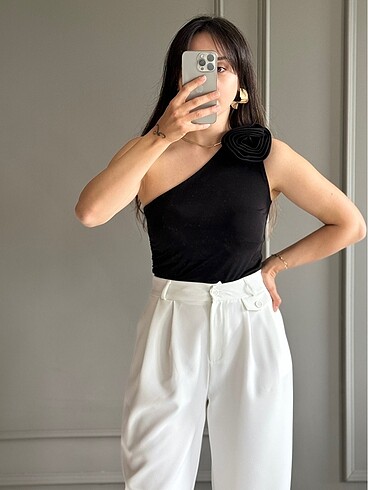 Gül broşlu bluz