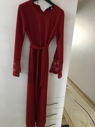 Kırmızı kolları dantelli elbise