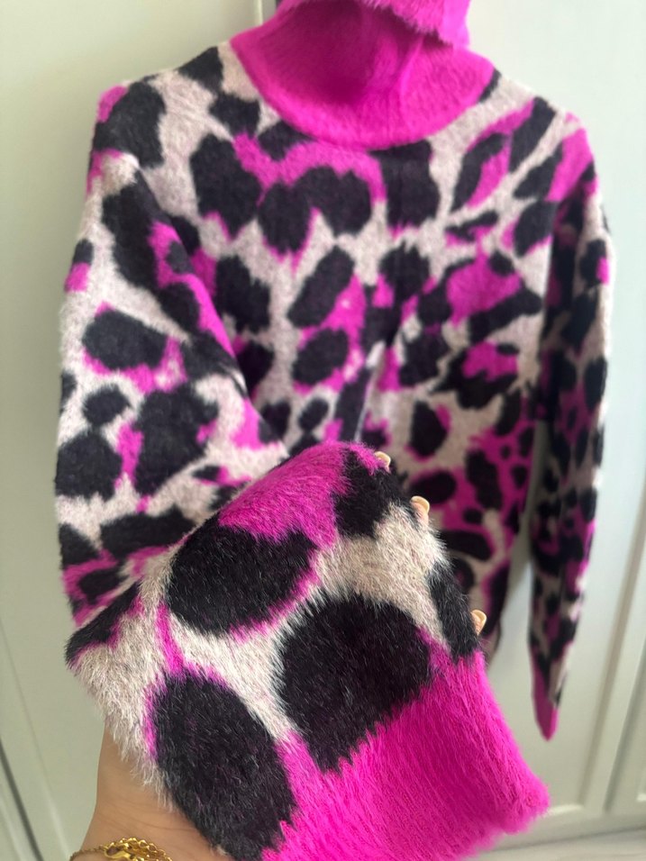 Bohem Leopar Desenli Pembe Boğazlı Kazak - Görsel 4