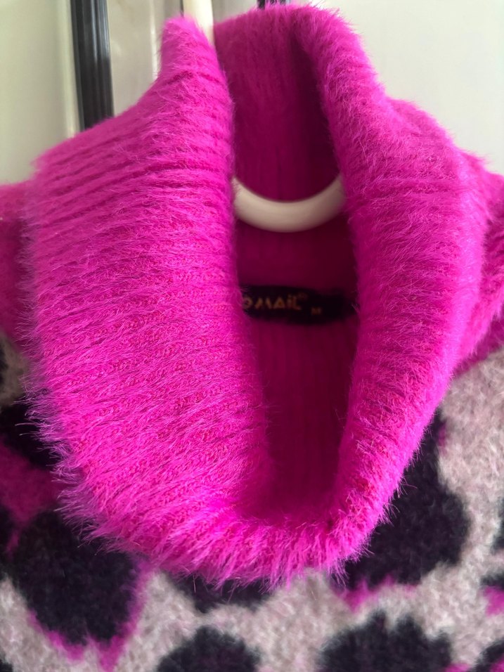 Bohem Leopar Desenli Pembe Boğazlı Kazak - Görsel 3