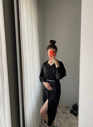 Saten yırtmaçlı elbise
