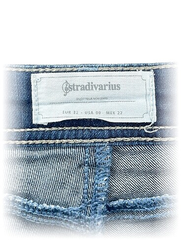 32 Beden Stradivarius Mini Şort %70 İndirimli.