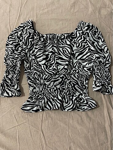 Trendyol & Milla Zebra omuz detaylı crop bluz