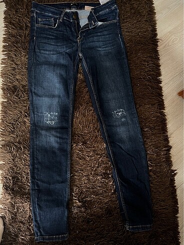Yırtık detaylı jeans