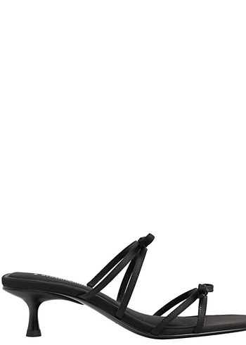 Fiyonk Detaylı Siyah Topuklu Sandalet - Görsel 2