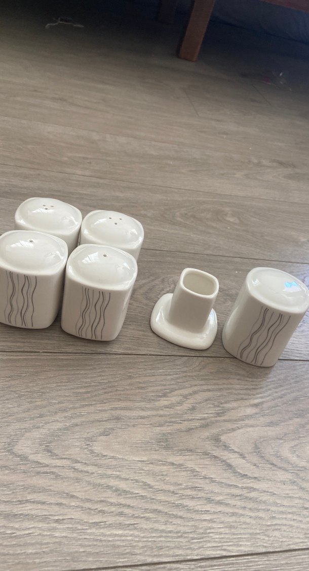 Gri Dalga Desenli Beyaz Tuzluk ve Biberlik Seti - Görsel 2