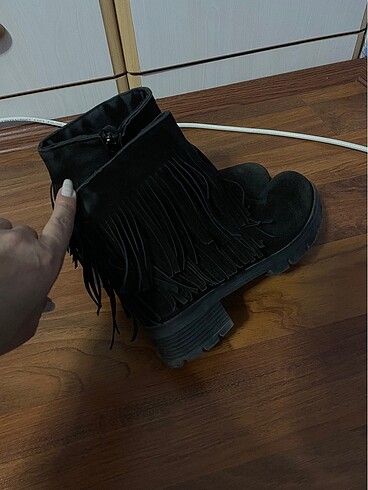 Aynı model çantası mevcuttur
