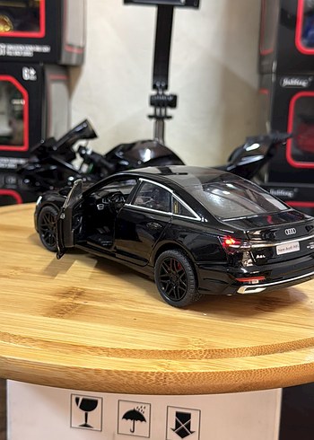 Beyaz Parlak Oyuncak Araba - Görsel 16