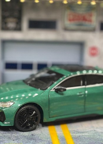 Beyaz Parlak Oyuncak Araba - Görsel 9