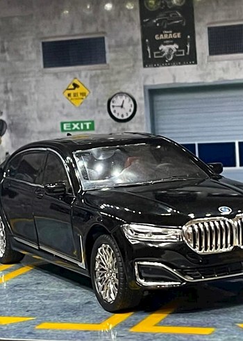 Beyaz Parlak Oyuncak Araba - Görsel 2