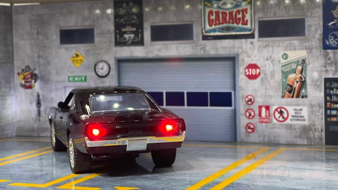 Beyaz Parlak Oyuncak Araba - Görsel 5