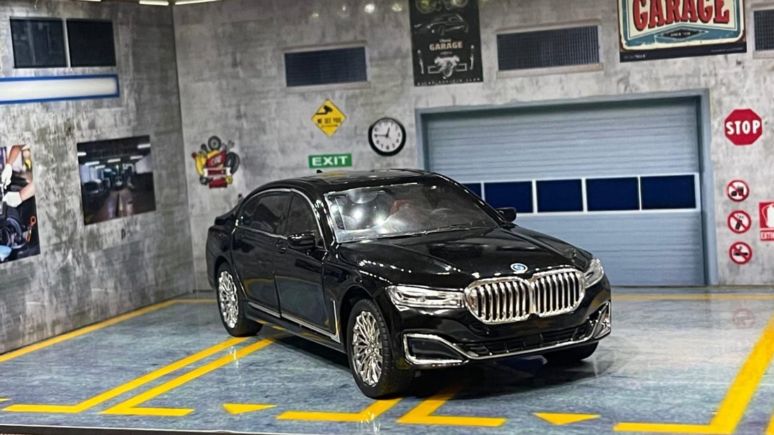 Beyaz Parlak Oyuncak Araba - Görsel 2