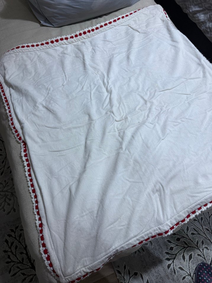 Beyaz Nakışlı Örme Çocuk Battaniyesi - Görsel 3