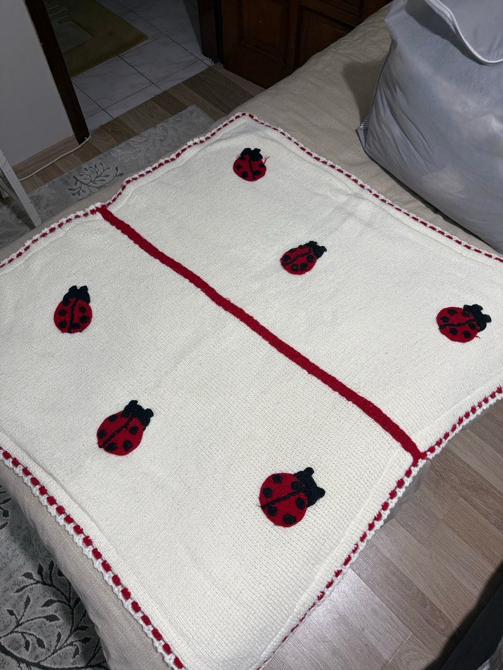 Beyaz Nakışlı Örme Çocuk Battaniyesi - Görsel 2