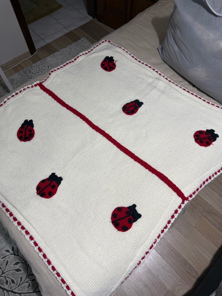 Beyaz Nakışlı Örme Çocuk Battaniyesi - Görsel 4