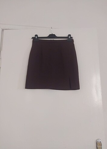 Kısa yırtmajlı dar mini etek