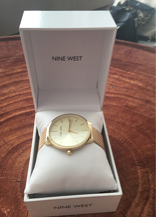 Nine west saat